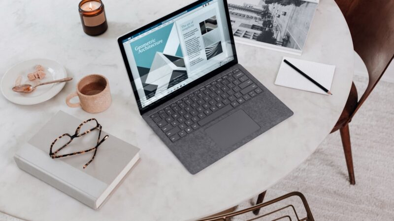 Laptop met videoconsultatie op een bureau, online slaaptherapie sessie