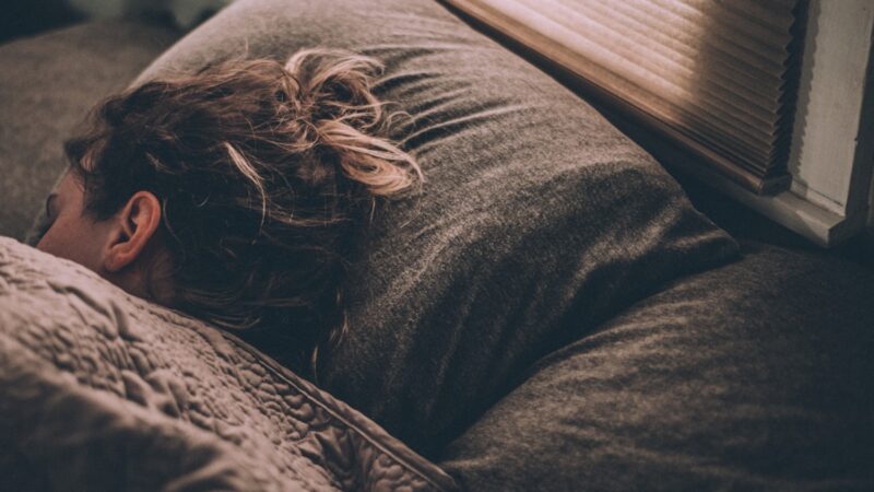 Persoon die bewust wakker blijft als onderdeel van slaaprestrictie therapie